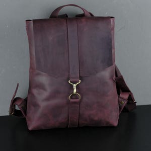 Handgefertigter Crazy Horse Lederrucksack für Frauen, personalisierte Vollnarben-Umhängetasche mit Karabinerverschluss, minimalistischer Vintage-Stil