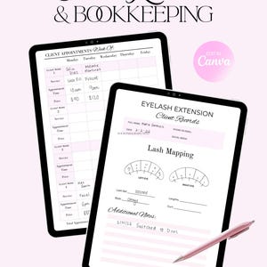 Könnte beinhalten: Zwei digitale Tablets mit Vorlagen für Kundenakten für ein Wimpernverlängerungsgeschäft. Ein Tablet zeigt Termindetails, während das andere ein Wimpern-Mapping-Layout zeigt. Ein rosa Stift liegt auf dem zweiten Tablet. Text: "Client Records & Bookkeeping" und "Organize your lash business today!"