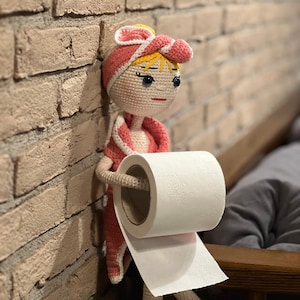 Porta carta igienica lavorato a maglia, bambola regalo per la nuova casa, regalo per i proprietari di casa, bambola di peluche lavorata all'uncinetto, grazioso arredo per il bagno fatto a mano, giocattoli lavorati a maglia