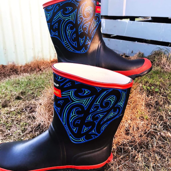 Gumboots peints à la main d'inspiration maorie : Whero Bands - Créations personnalisées pour chaque étape !