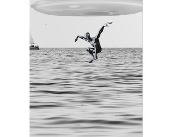 Póster enrollado de un OVNI saltando sobre el océano / Arte de ciencia ficción en blanco y negro