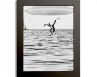 Póster de un alienígena surfista saltando sobre las olas / Póster con marco de colores