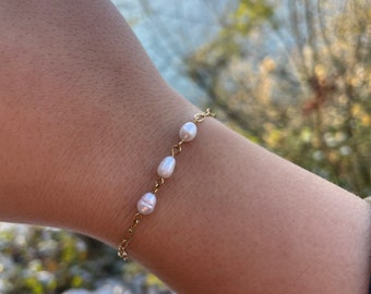 Bracelet perles d’eau douce blanc nacré et chaîne dorée