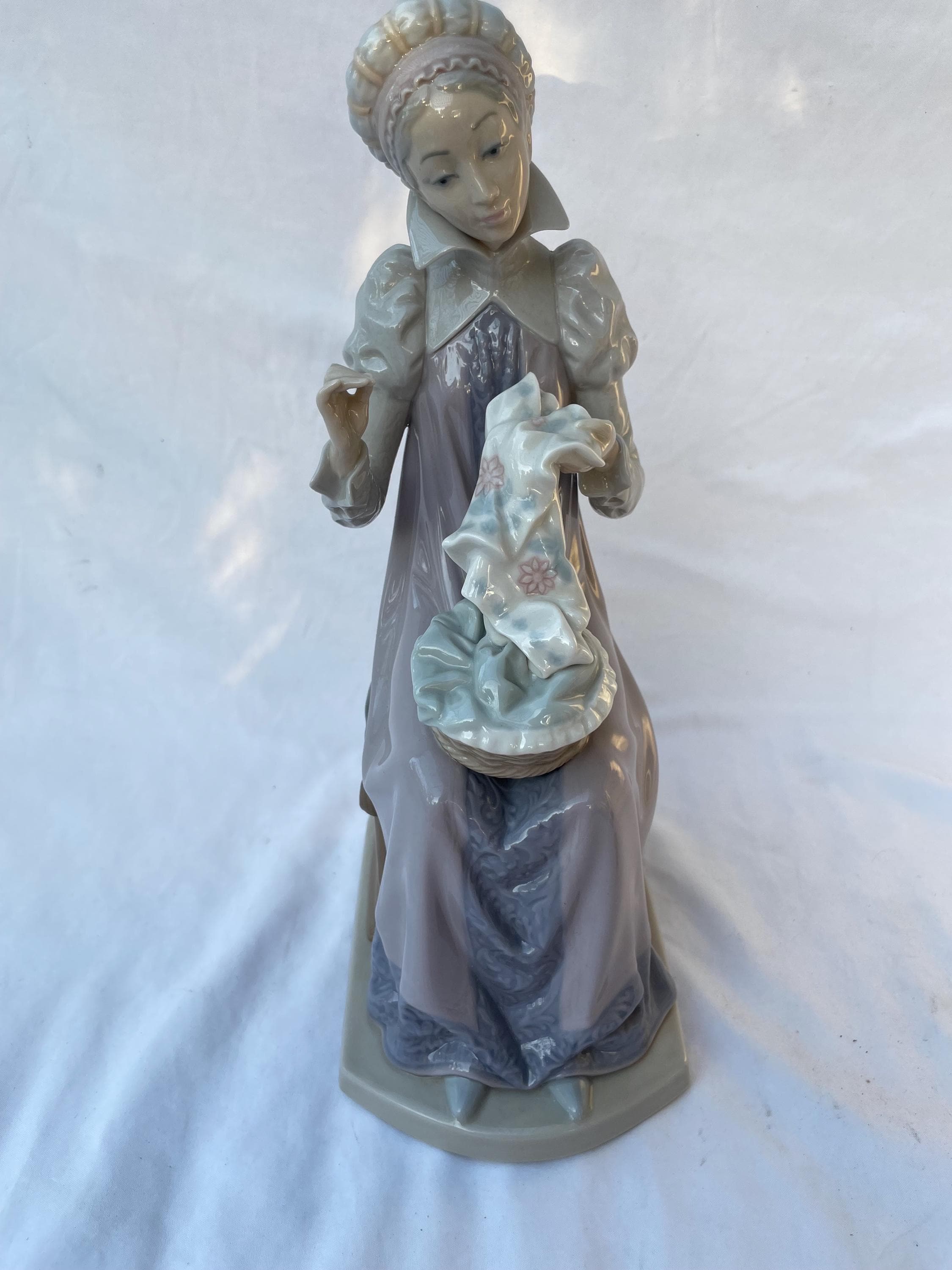 LLADRO社 マイフィアレデイー 定価172,800円 Lladro Medieval Lady Sewing Trousseau Figurine Daisa 1980 Spain