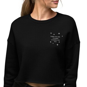 Rhysand | Feyre | ACOTAR Bekleidung | Fantasie | Minimalistisch | Kurzes Sweatshirt | Bestickter Rundhalsausschnitt