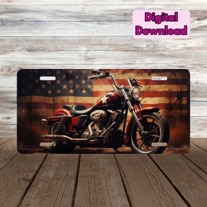 Puede incluir: Una bandera estadounidense roja, blanca y azul con una motocicleta de estilo vintage delante. La motocicleta tiene un tubo de escape cromado y un asiento de cuero negro. El fondo es una textura de madera descolorida.