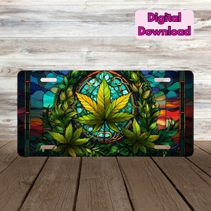 Puede incluir: Una imagen de estilo vitral de una hoja de marihuana rodeada de hojas verdes. El fondo es una puesta de sol colorida con tonos azules y morados.