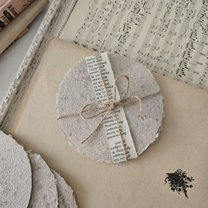 Ensemble de papier brun latte fait main | 5 feuilles rondes à bords frangés | Papier kraft vintage pour carnets indésirables et scrapbooking