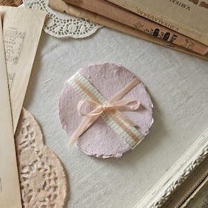 Set di carta rosa baby fatta a mano / 5 fogli rotondi con bordo frastagliato / Carta artigianale pastello morbida per diari spazzatura e scrapbooking