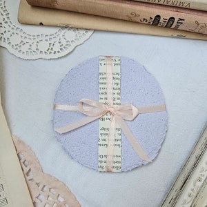 Juego de papel lavanda claro hecho a mano / 5 hojas redondas con bordes desbarbados / Papel artesanal de estilo vintage para diarios basura y álbumes de recortes