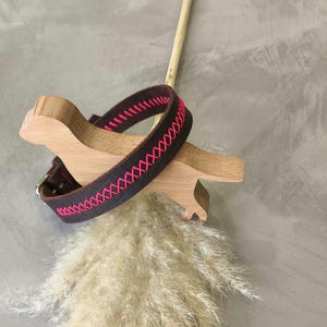 Collar made of fat leather with cross seam as a highlight sewn by hand, adjustable collar, leather collar, leather collar