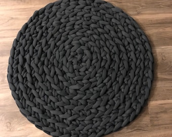 Alfombra de piso redonda tejida a mano en color gris oscuro - Hilo vegano supervoluminoso