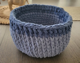 Cesta de crochet azul pequeña y suave hecha a mano