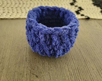 Cesta suave de ganchillo azul oscuro pequeña hecha a mano