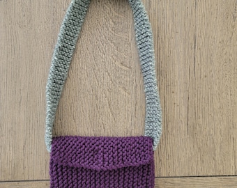 Monedero pequeño de color morado ciruela hecho a mano