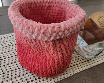 Cesta de crochet hecha a mano en color carmesí