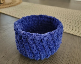 Cesta de crochet azul pequeña y suave hecha a mano