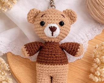 Ręcznie robiony brelok z misiem amigurumi, brelok z misiem szydełkowym, zawieszka do torebki