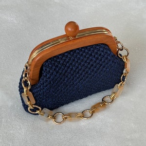 Bolso de punto con asas de madera / Bolso con purpurina azul marino / Bolso de noche / Bolso de crochet hecho a mano / Regalo para ella / Día de la Madre / Bolso con asa superior