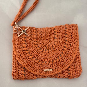 Handgemachte Clutch aus Bast gehäkelt: Minimalistische Umschlag-Tasche