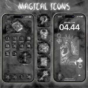 Könnte beinhalten: Graustufenbild, das einen Telefonbildschirm mit benutzerdefinierten App-Symbolen und einem Sperrbildschirm mit einem Spielkartendesign zeigt. Der obere Text lautet "MAGICAL ICONS". Die App-Symbole umfassen einen Schädel, ein Buch und andere mystische Symbole.