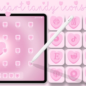 Könnte beinhalten: Ein rosa Tablet-Computer mit einem weißen Stift auf dem Bildschirm. Der Startbildschirm des Tablets ist mit rosa herzförmigen Symbolen gefüllt, die verschiedene App-Logos enthalten. Der Text "heart candy icons" befindet sich oben im Bild.