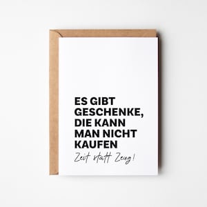Könnte beinhalten: Eine weiße Grußkarte mit schwarzem Text, der lautet: "ES GIBT GESCHENKE, DIE KANN MAN NICHT KAUFEN Zeit statt Zeug!" Die Karte befindet sich in einem braunen Umschlag. Der Text bedeutet: "Es gibt Geschenke, die man nicht kaufen kann. Zeit statt Zeug!"