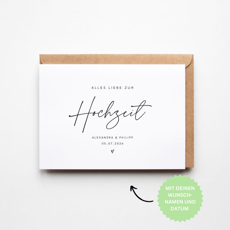 Puede incluir: Tarjeta blanca con texto negro: "ALLES LIEBE ZUR Hochzeit", nombres y fecha, dentro de un sobre marr&oacute;n. Una pegatina verde con texto est&aacute; en la esquina inferior derecha. Tarjeta de boda.