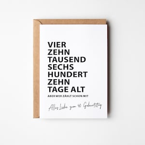 K&ouml;nnte beinhalten: Eine wei&szlig;e Gru&szlig;karte mit schwarzem Text in einem braunen Umschlag. Auf der Karte steht "VIER ZEHNT TAUSEND SECHS HUNDERT ZEHNT TAGE ALT" und "Alles Liebe zum 40. Geburtstag."