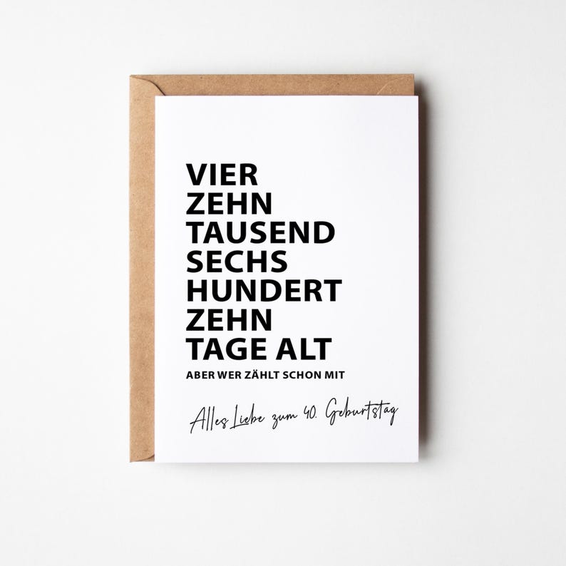 K&ouml;nnte beinhalten: Eine wei&szlig;e Gru&szlig;karte mit schwarzem Text in einem braunen Umschlag. Auf der Karte steht "VIER ZEHNT TAUSEND SECHS HUNDERT ZEHNT TAGE ALT" und "Alles Liebe zum 40. Geburtstag."