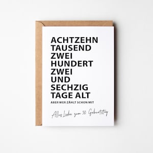 K&ouml;nnte beinhalten: Eine wei&szlig;e Gru&szlig;karte mit schwarzem Text in einem braunen Umschlag. Auf der Karte steht "ACHTZEHN TAUSEND ZWEI HUNDERT ZWEI UND SECHZIG TAGE ALT" und "ABER WER Z&Auml;HLT SCHON MIT". Darunter steht in Schreibschrift "Alles Liebe zum 50. Geburtstag".