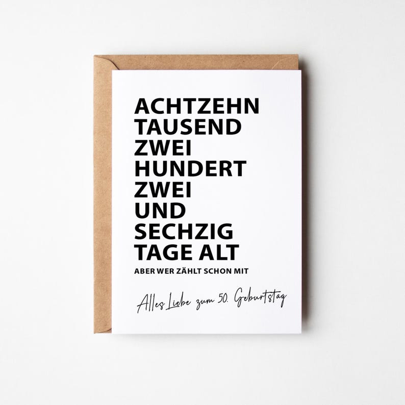 K&ouml;nnte beinhalten: Eine wei&szlig;e Gru&szlig;karte mit schwarzem Text in einem braunen Umschlag. Auf der Karte steht "ACHTZEHN TAUSEND ZWEI HUNDERT ZWEI UND SECHZIG TAGE ALT" und "ABER WER Z&Auml;HLT SCHON MIT". Darunter steht in Schreibschrift "Alles Liebe zum 50. Geburtstag".