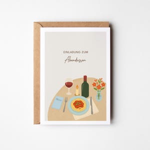 Könnte beinhalten: Eine Grußkarte mit einer Illustration einer Abendessenszene. Die Karte zeigt eine Tischdekoration mit Spaghetti, Wein, einer Kerze und Blumen. Der Text "EINLADUNG ZUM Abendessen" steht oben auf der Karte.