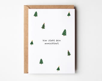 Könnte beinhalten: Eine weiße Grußkarte mit braunem Umschlag. Die Karte zeigt grüne Weihnachtsbäume mit gelben Sternakzenten, die über die Oberfläche verstreut sind. Der Text "hier steht dein wunschtext" ist in der Mitte aufgedruckt.