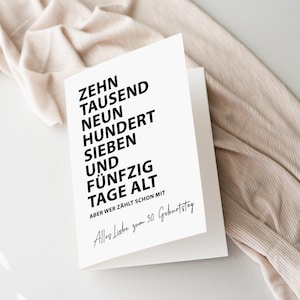 K&ouml;nnte beinhalten: Eine wei&szlig;e Gru&szlig;karte mit schwarzem Text. Der Text lautet "ZEHN TAUSEND NEUN HUNDERT SIEBEN UND F&Uuml;NFZIG TAGE ALT" und "Alles Liebe zum 30. Geburtstag". Die Karte ist ge&ouml;ffnet und zeigt das Innere.