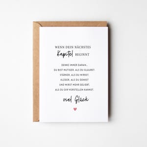 Könnte beinhalten: Eine weiße Grußkarte mit schwarzer Schrift und einem kleinen rosa Herz. Die Karte befindet sich in einem braunen Umschlag. Der Text lautet: "Wenn dein nächstes Kapitel beginnt..." gefolgt von einer inspirierenden Botschaft.