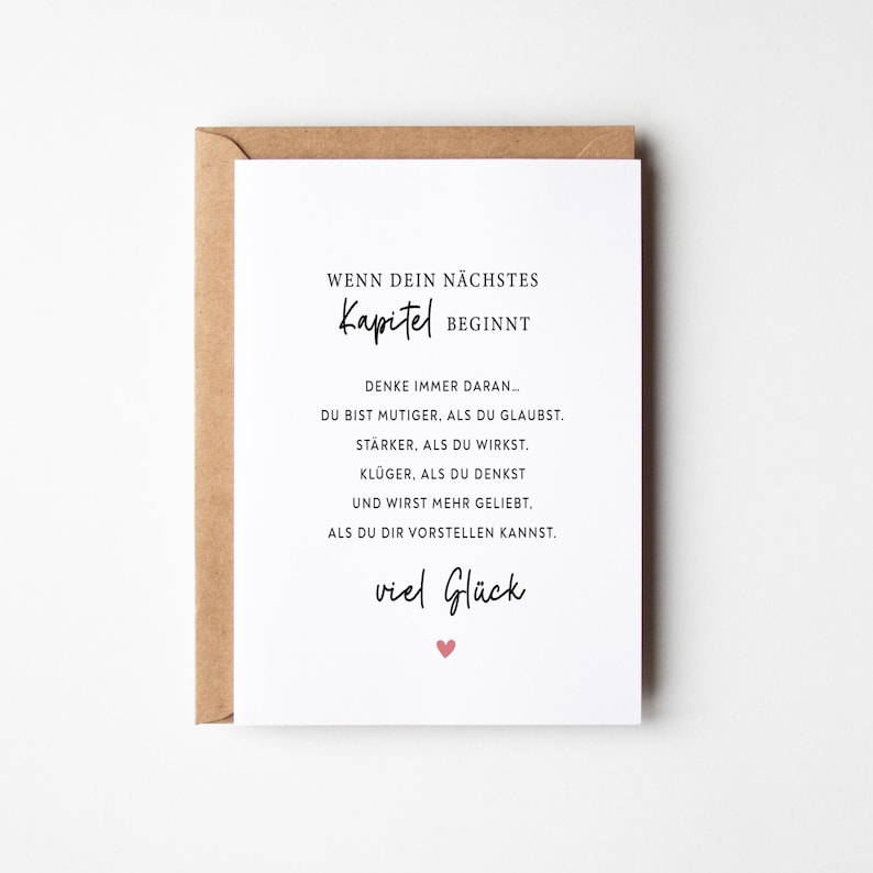 Motivationskarte mit Spruch „Wenn dein nächstes Kapitel beginnt“ über Mut, Stärke und Neuanfang auf weißer Karte mit Kraftpapier Umschlag.