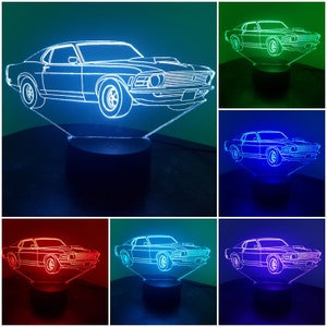 Könnte beinhalten: Ein 3D-gedrucktes Nachtlicht in Form eines klassischen Ford Mustang-Autos. Das Licht wird in sechs verschiedenen Farben gezeigt: Blau, Grün, Rot, Lila, Orange und Gelb.