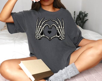 Skelett Herz Hände Shirt: Gruseliges Halloween Komfort Farben T-Shirt