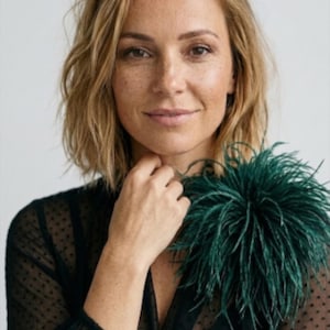 Grande broche plume d’autruche turquoise – broche statement bleu-vert pour revers, corsage plume