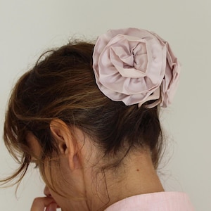 Handmade Pink Claw Clip with 90s vibes, Retro Y2K Style Light Pink Flower Big Hair Claw, Large Rose Claw Hair Clip for Fashionable Gifts