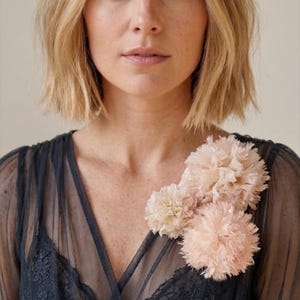 Handgefärbte Seide Nelken Brosche Set Blassrosa Statement Blumen Anstecknadel Revers