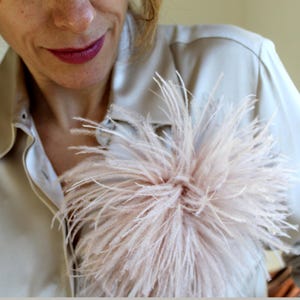 Ostrich Feather Brooch for Formal Wear Accessory for Evening Outfit Accent Piece Decoration Elegant Party Pin for Dress Fashion Statement