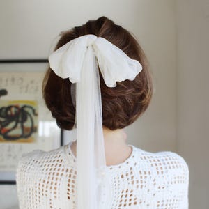 Silk Tulle Bridal Bow for Chic Elopement, Bridal Veil to style up your Modest Wedding Dress, Alternative Wedding Veil for Reception Dress