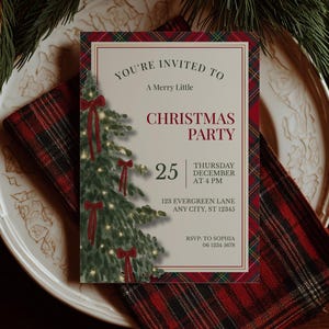 Può includere: Un invito a una festa di Natale con un design festivo. L'invito presenta un'illustrazione di un albero di Natale con fiocchi rossi e luci, su uno sfondo color crema. Il testo recita "You're Invited to a Merry Little Christmas Party" con i dettagli della data e dell'ora.