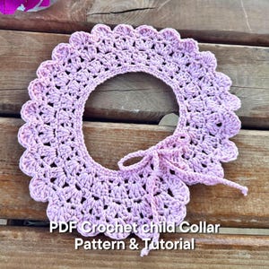 Könnte beinhalten: Ein helllila gehäkelter Kinderkragen mit einem gewellten Rand und einer zarten Schleife. Der Kragen ist kreisförmig mit einer offenen Mitte und weist ein detailliertes, durchbrochenes Design auf. Der Text auf dem Bild lautet "PDF Crochet child Collar Pattern & Tutorial."