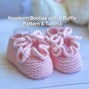Può includere: Un paio di scarpine rosa chiaro lavorate a maglia per neonati con motivo a balze e dettaglio fiocco. Il testo "Newborn Booties with a Ruffle Pattern & Tutorial" è visualizzato sopra. Le scarpine sono per neonati.