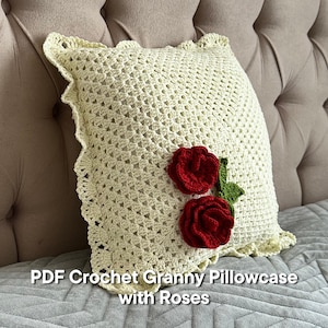 Fronha de crochê com padrão simples e rosas, fácil de fazer à mão, abertura por envelope ou botão, Eng, Capa de almofada quadrada com rosas fofas para vovó