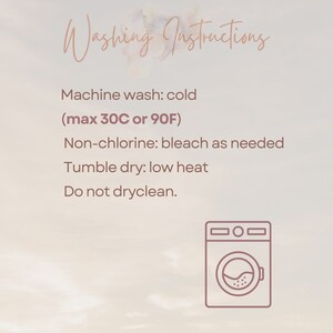 Może przedstawiać: Instrukcje prania dla odzieży: Pranie w pralce w zimnej wodzie (maks. 30&deg;C lub 90&deg;F), wybielanie bez chloru w razie potrzeby, suszenie w suszarce bębnowej w niskiej temperaturze, nie prać chemicznie. Ilustracja pralki jest dołączona.