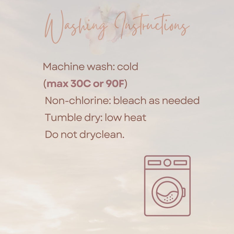 Może przedstawiać: Instrukcje prania dla odzieży: Pranie w pralce w zimnej wodzie (maks. 30&deg;C lub 90&deg;F), wybielanie bez chloru w razie potrzeby, suszenie w suszarce bębnowej w niskiej temperaturze, nie prać chemicznie. Ilustracja pralki jest dołączona.